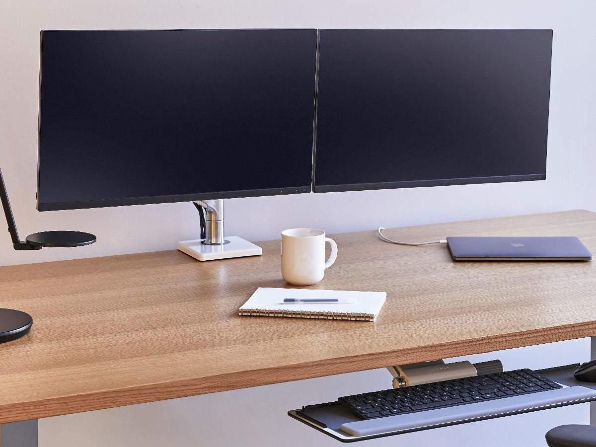 Humanscale M8.1 Dual Monitor Tischhalterung Klemme, schräg, silber (M81CMSBHS) Anwendung