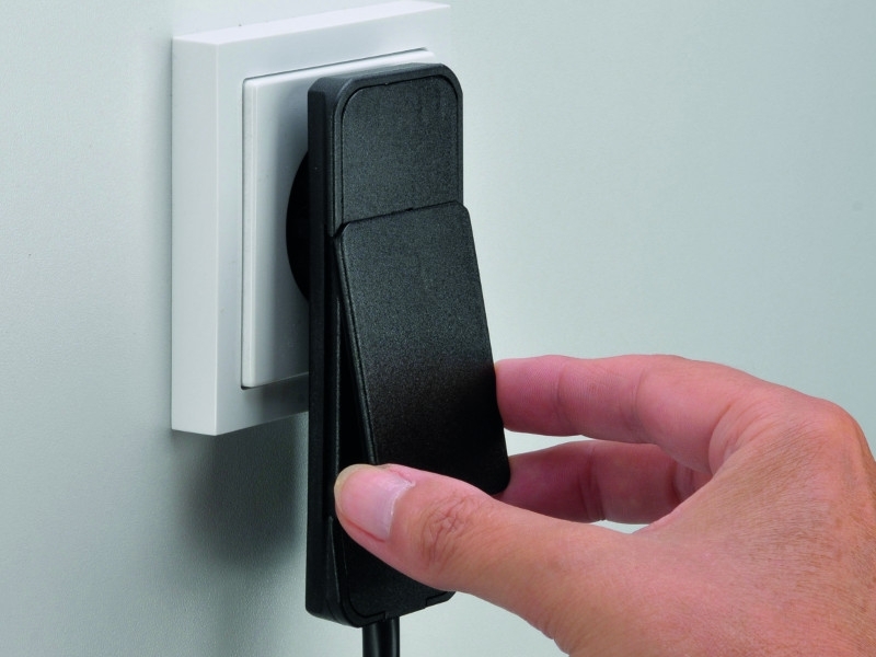 Bachmann SMART PLUG Flachstecker mit 3-fach Steckdosenleiste (933.014) schwarz Hebelmechanik