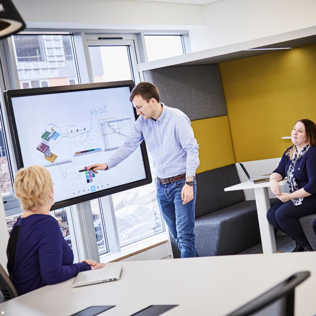 Clevertouch UX Pro Touchscreen 86 Zoll 4K UHD, interaktives Whiteboard, Huddle Room